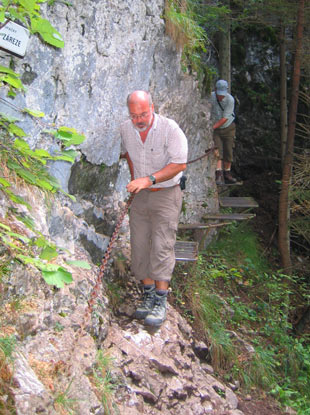 Schwierige Wegstrecken sind im Slowakischen Paradies durch Seile, Ketten, Steigeisen, Brücken und Leitern gesichert.