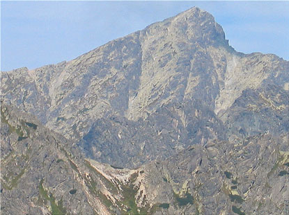 Hohe Tatra: Der "heilige Berg der Slowaken", der 2.494 m hohe Kriváň von Štrbské Pleso (Tschirmer Bergsee) aus gesehen. 