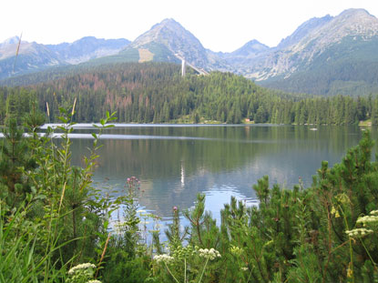Hohe Tatra: Vom Ufer des Tschirmer Bergsees (Štrbské Pleso) hat man eine klassische Tatra-Ansicht!