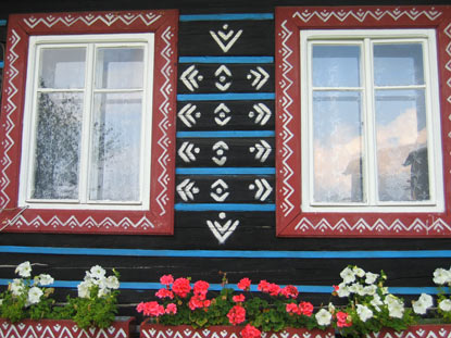 Goralenhaus: Die Verzierungen der Fenster der alten Holzhäuser in Ždiar erinnern an ein Kreuzstichmuster.