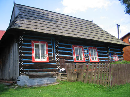 Goralen: In Ždiar (Morgenröthe) sind leider nur noch wenige Holzhäuser mit farblich abgesetzten Fugen zu finden.