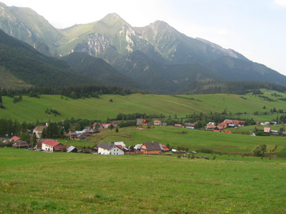  Goralendorf Ždiar (Morgenröthe). Im Hintergrund sind die Berge der Belianske Tatry (Belaner Tatra) zu erkennen.
