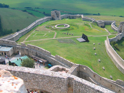 Vom Kruhová-Turm der Zipser Burg aus zeigen sich die gewaltigen Ausmaße der Burganlage.