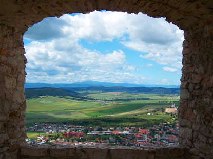 Unterhalb der Zipser Burg ist der Ort Spišské Podhradie (Kirchdrauf). Viele der Häuser sind baufällig. In ihnen wohnen häufig Roma Familien