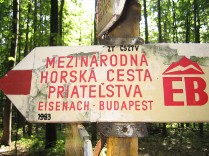 Wanderschild: Internationaler Bergwanderweg der Freundschaft Esenach -  Budapest