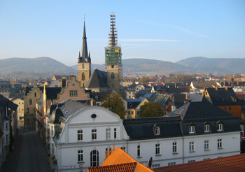 Blick vom Darrtor in die Innenstadt von Saalfeld. Im Hintergrund ist die Johanneskirche zu sehen