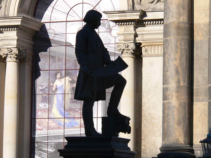 In der Altstadt von Dresden hat uns dieses Denkmal fasziniert