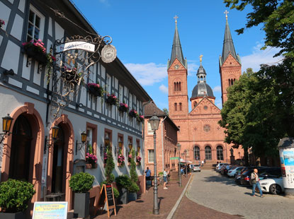 Westfassade der St. Marcellinus und Petrus Kirche in Seligenstadt