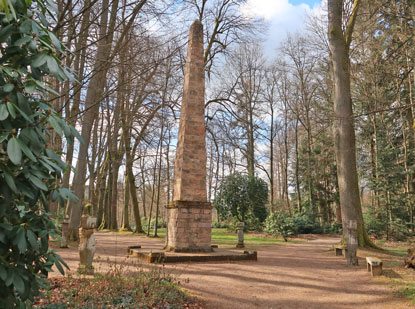 Steinerner Obelisk im Eulbacher Park