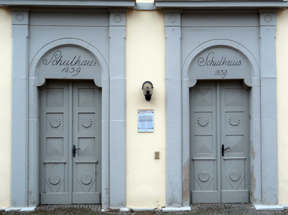 Altes Schulhaus von Asbach im Kraigau mit seinen zwei Eingngen