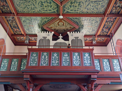 Orgel und Decke der katholischen Kirche St. Peter und Paul in Bargen