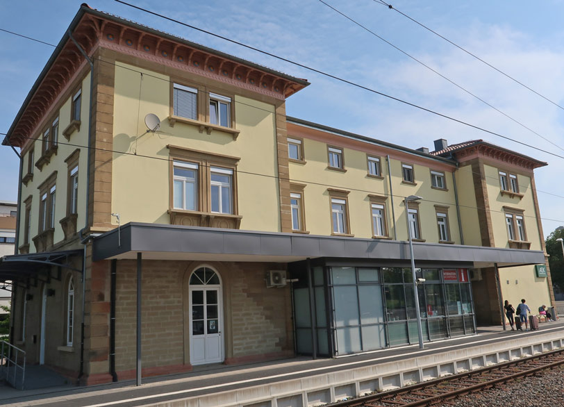 Bahnhof von Bad Rappenau. Hier beginnt / endet der Hauptweg 27 (rotes Andreaskreuz) im Odenwald