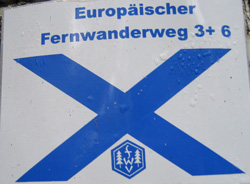 Wanderzeichen für den Europäischen Fernwanderweg E3