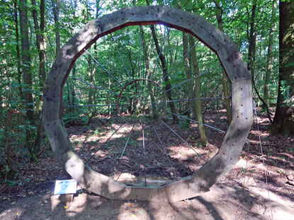 Vogesenweg: Waldkunstpfad." Big weel" von Ri Eung Woo (Korea) stellt ein Firedensrad dar.
