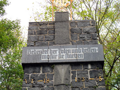 An der Burg Frankenstein erinnert ein Denkmal an die Gefallenen der beiden Weltkriege