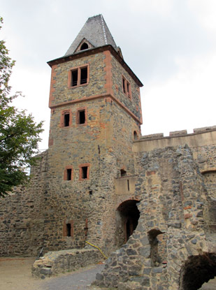 Turm und Palas der Kernburg Frankenstein