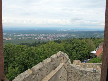 Blick vom Turm der Kernburg Frankenstein in die Rheinebene