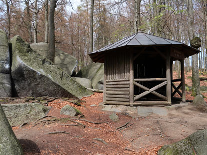 Grieshammer- Ruhe,  Schutzhütte im Felsenmeer liegt direkt am Vogesenweg