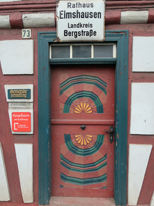 Die Tür vom Rathaus in Elmshausen (Lautertal)