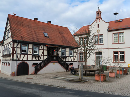Im Zentrum von Gronau: Ehemaliges Lehrerwohnhaus und Schulhaus