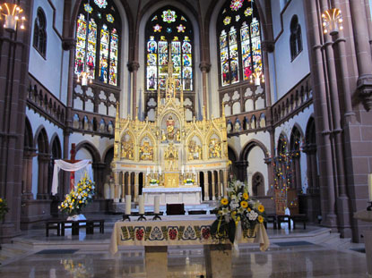 Altar der St. Peter Kirche in Heppenheim