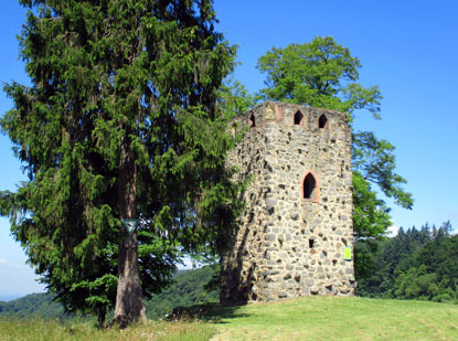 Der Waldner-Turm im Odenwald liegt unmittelbar am Vogesenweg