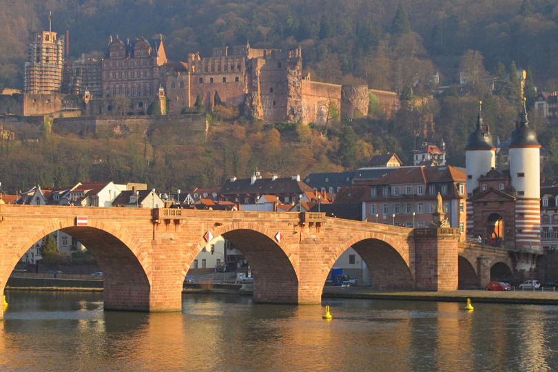 Die Alte brücke von Heidelberg am Spätnachmittag