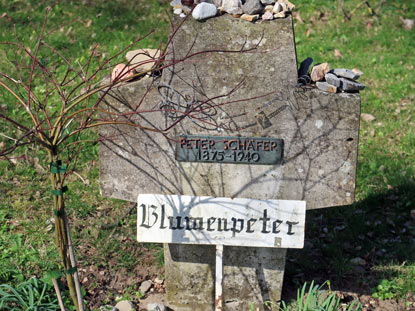 Blumenpetergrab auf dem PZN-Friedhof bei Wiesloch