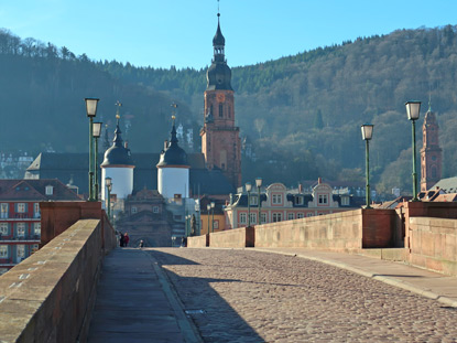 Heidelbergs Alte brücke mit dem Brückentor und im Hintergrund die Heiliggeistkriche