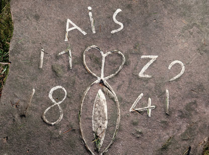 Rätselhafte Zeichen auf dem Stein "Schneiderschere"