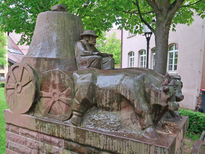 Vogesenweg: Denkmal Ochsengespann mit Kirchenglock  zurück in  Grötzingen