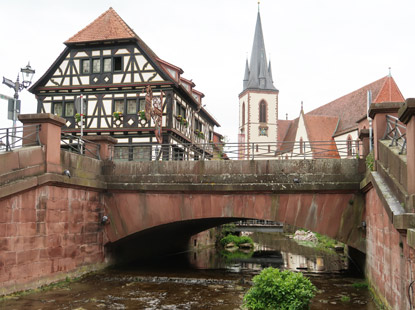 Vogesenweg: Marktbrücke / Tulla Brücke über den Walzbach in Weingarten