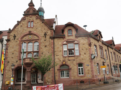 Vogesenweg: Rathaus von Weingarten steht unmittelbar am Marktplatz