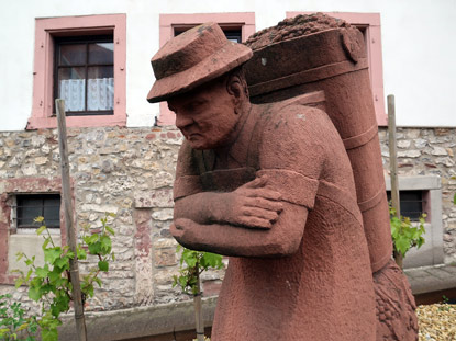 Vogesenweg: Weingarten Denkmal mit Winzer