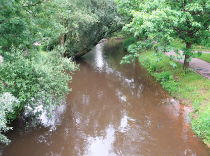 Die Alb, ein 51 km langer Fluss, fließt durch das Naherholungsgebiet von Karlsruhe