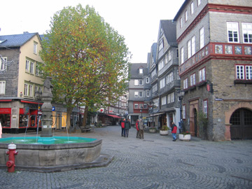 Marktplatz von Herborn: Löwenbrunnen von 1732 und rechts das 1589 erbaute Rathaus. Hier beginnt/endet der Westerwaldsteig.