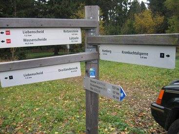 Fuchskaute (654 m): Westerwaldsteig trifft hier auf den Rothaarsteig und laufen einige Meter gemeinsam.