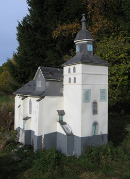  Heisterberger Weiher: Ein Künstler hat hier eine Nachbildung der evangelischen Kirche von Herborn aufgestellt.