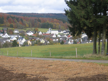 Rothenbach im Westerwald. Um nicht auf Asphalt wandern zu mssen, wird Rothenbach weitrumig umwandert