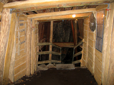 Eingang der Schiefergrube Assberg. Sie ist die älteste Dachschiefergrube des Westerwaldes