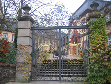 Schmiedeeisernes Tor im Innenhof des Schlosses von Hachenburg im Westerwald