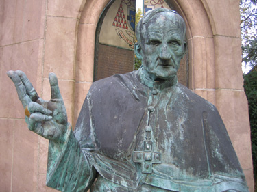 Kardinal Joseph Höffner wurde in Horhausen geboren. Vor der Dorfkirche ist für ihn ein Denkmal errichtet