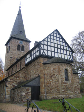 Die Pfeilerbasilika aus dem 13 Jahrhundert im Ort Mehren im Westerwald