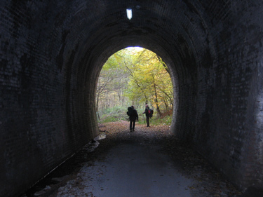 Der Westerwaldsteig verläuft durch den Peterslahrer Tunnel bei Peterslahr