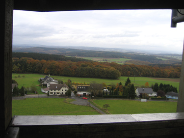 Blick vom Raiffeinsenturm auf den Weiler Beul im Westerwald