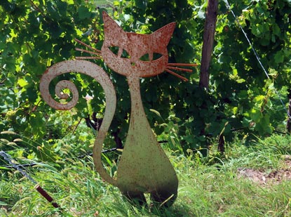 Welterbeweg Wachau Etappe 1: Skulptur Kellerkatzte ist ein Symbol für guten Wein.