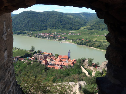 Welterbesteig Wachau: Blick von der Burgruine auf den Ort Dürnstein