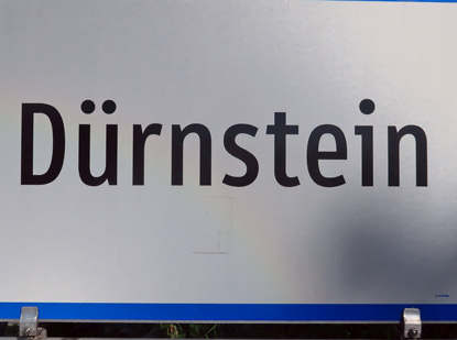 Welterbersgteig Wachau:  Ortsschild von Dürnstein