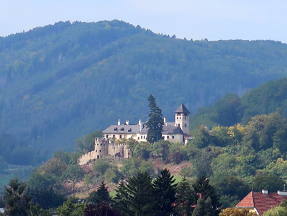 Blick von Muthstal im Ledertal auf die Märchenburg Oberranna