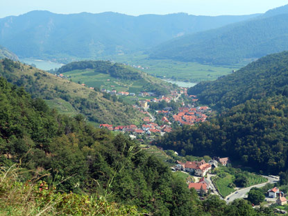 Blick von der Zornberghüzze auf Spitz an der Donau und dem Tausendeimerberg